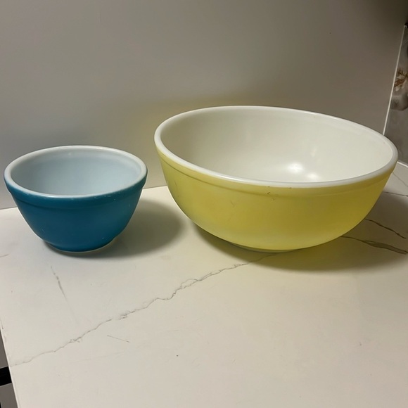 Set of 2 Pyrex Primary Bowls in Yellow 4L and Blue .75L - Picture 1 of 5